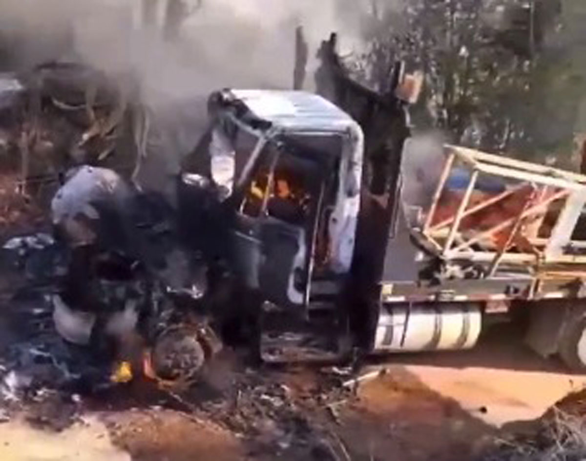 Incendio Intencional en Dagua: Tres Camiones de Cartón Colombia Reducidos a Cenizas